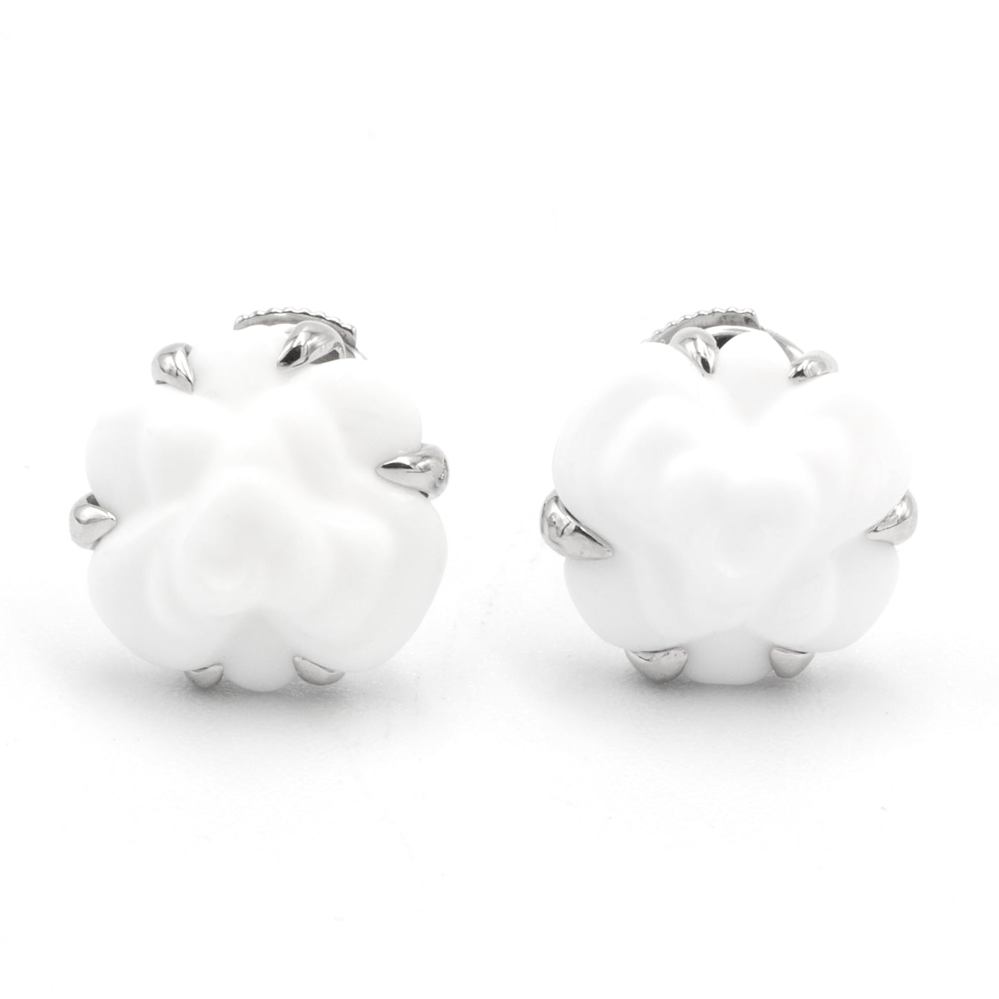 Chanel Camélia 18K earrings