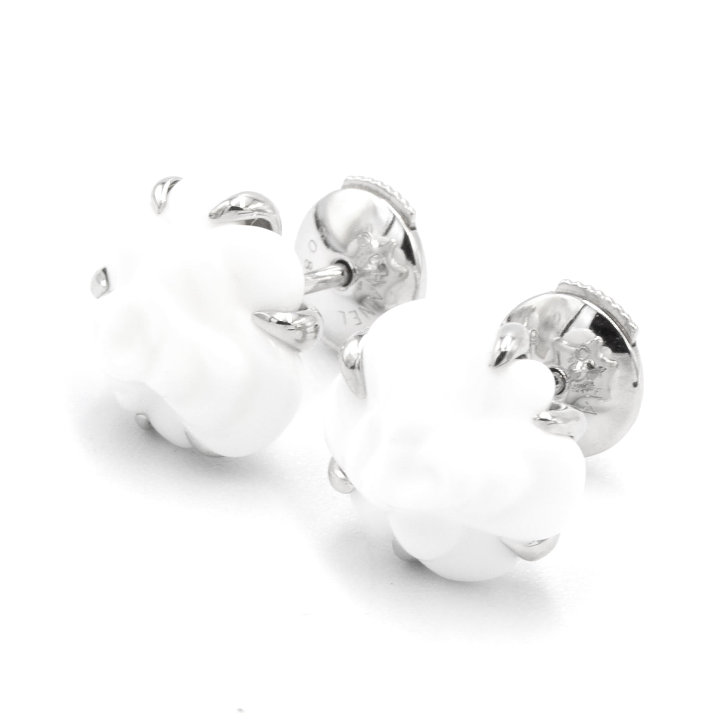 Chanel Camélia 18K earrings